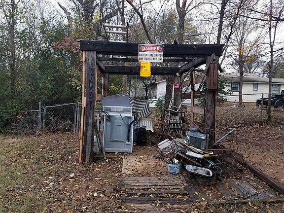 2nd image of 621 W Quitman Ave