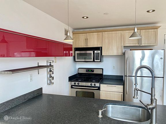 2nd image of 796 Dekalb Ave APT B8