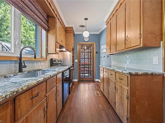 14th image of 224 W Colonial Dr