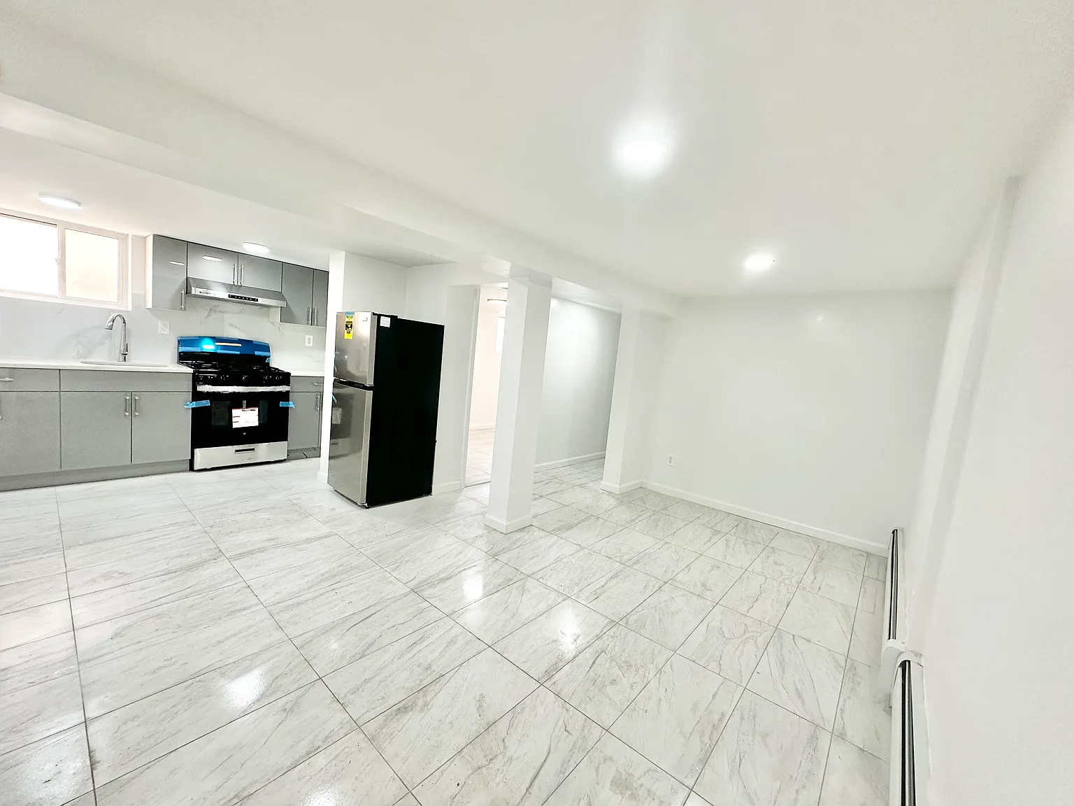 3 bed, 900 sqft, $2,400 — Photo 2