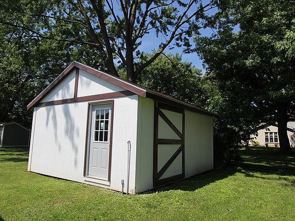 4th image of 241 Peterson Ave
