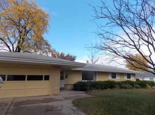 8800 W Clovernook Ct, Milwaukee, WI 53224