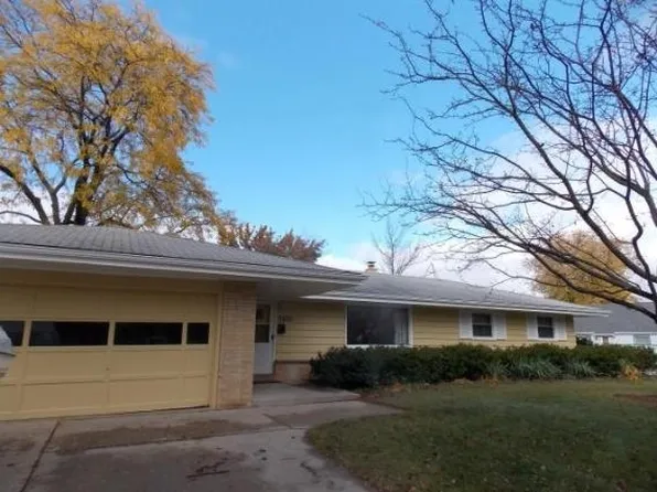 8800 W Clovernook Ct, Milwaukee, WI 53224