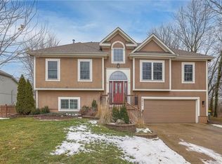 5911 Meadowsweet Ln, Shawnee, KS 66226