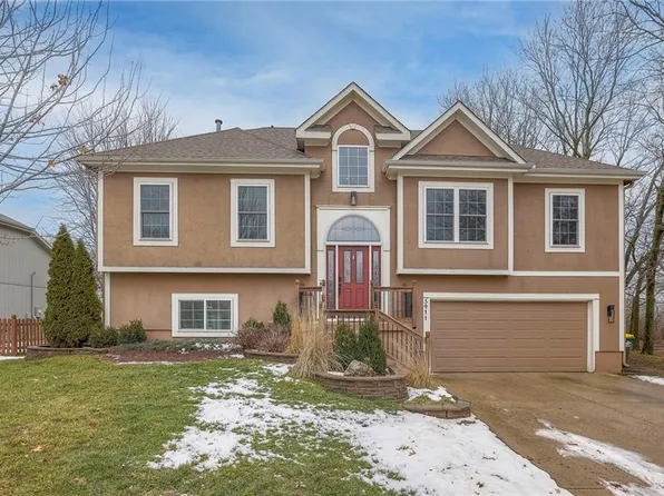 5911 Meadowsweet Ln, Shawnee, KS 66226