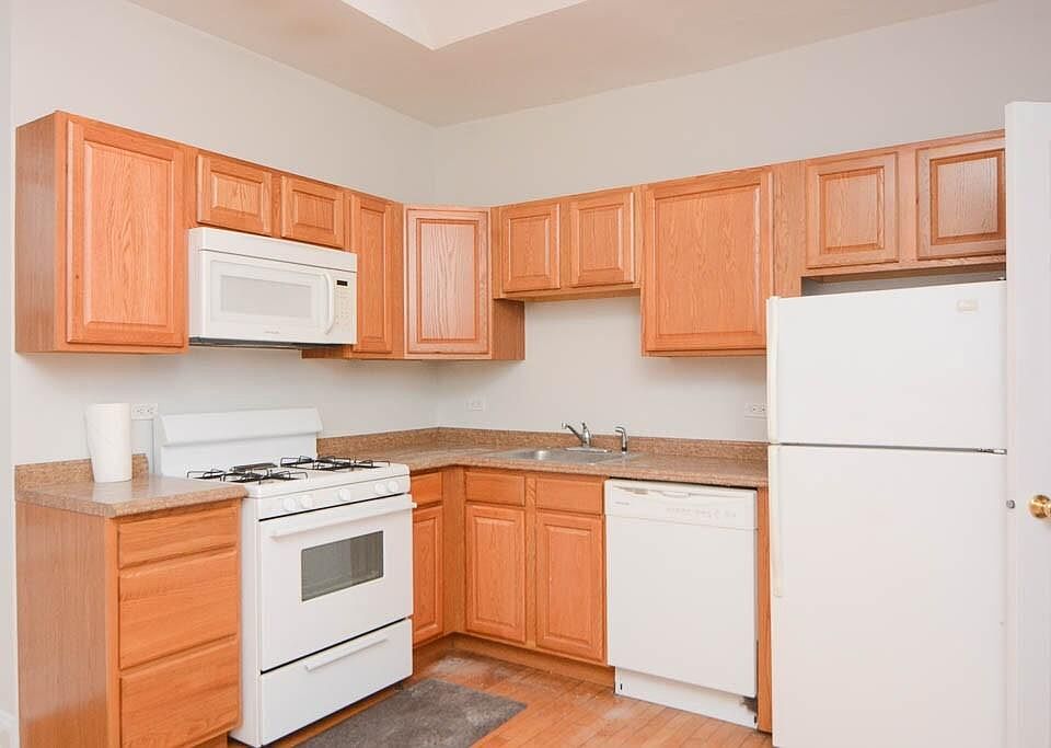 1st image of 1009 N Sacramento Ave APT 3R