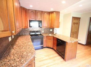 36 Manhattan Pl, Huntington, NY 11743