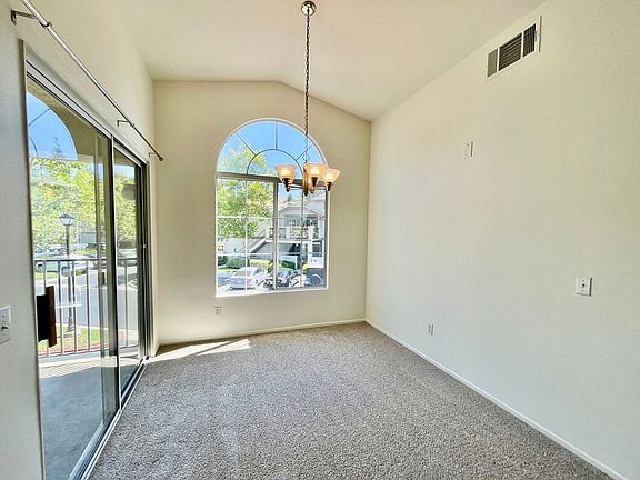 4th image of 10 Chaumont Cir