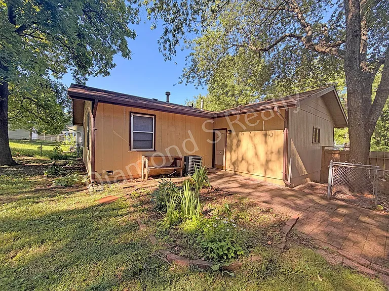 2750 N Howard Ave — Photo 17