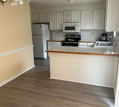 4th image of 3908 Sterling Pointe Drive #Dd8