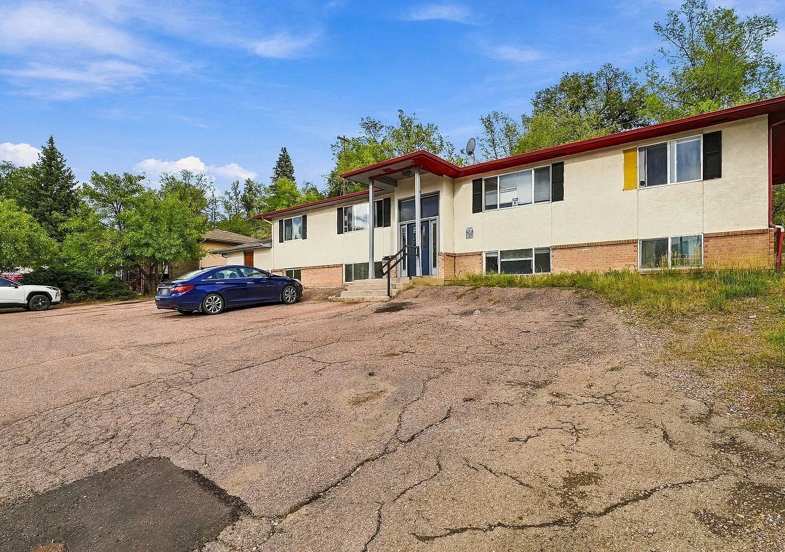 West Side 3 bedroom with Mountain Views — Photo 3