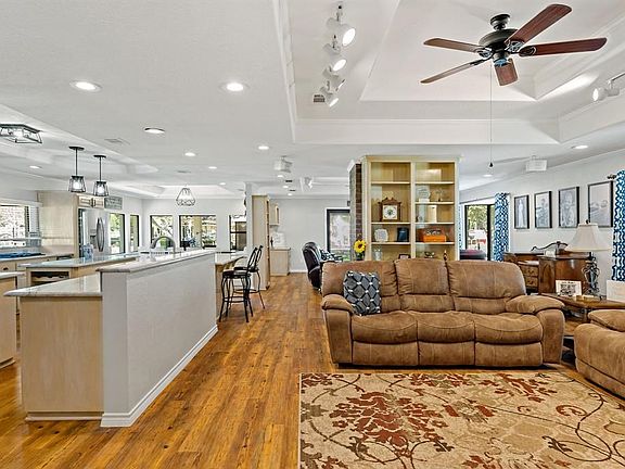 5th image of 208 Channelview Dr