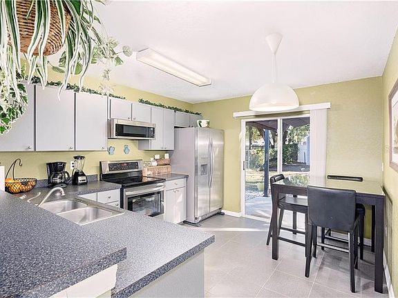 5th image of 1455 Montrose Ave