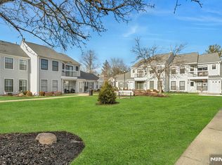 35 Krinsky Ct, Mahwah, NJ 07430