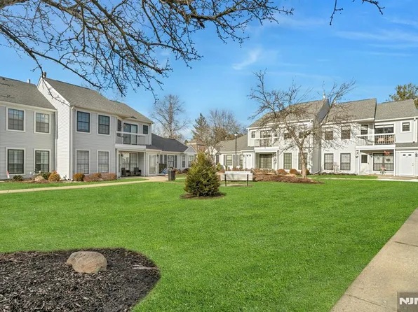35 Krinsky Ct, Mahwah, NJ 07430