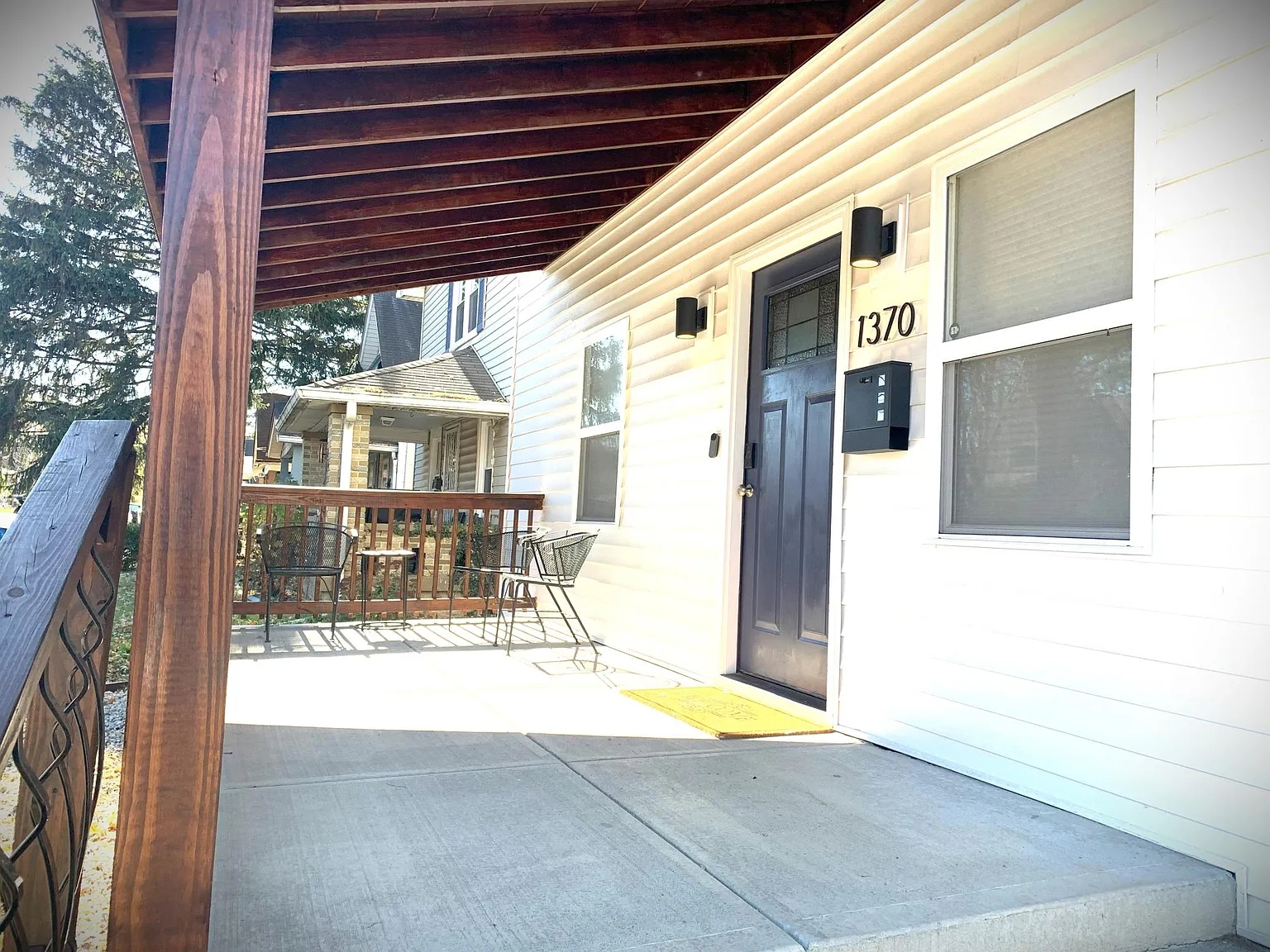 3 bed, 1.5 bath, 1354 sqft, $1,990 — Photo 2