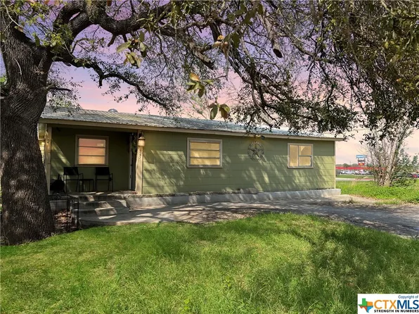 825 Dunning St, Gonzales, TX 78629