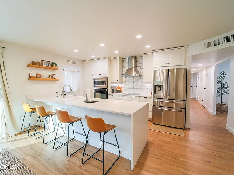 1224 E Alameda Dr — Photo 1