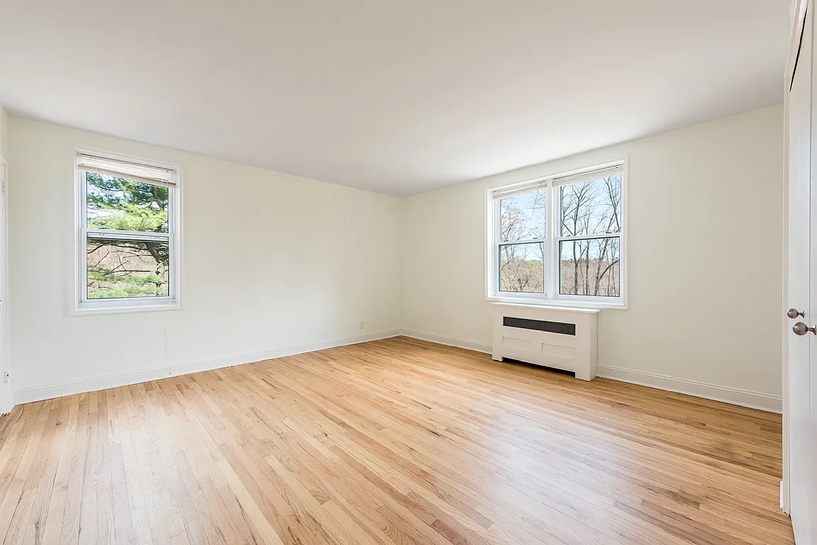 1376 Midland Ave — Photo 4