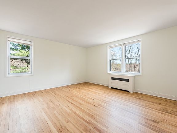 4th image of 1376 Midland Ave #2L