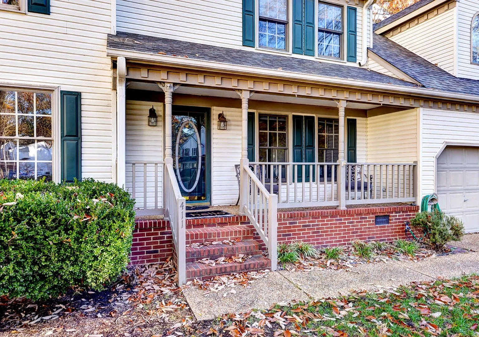 Spacious Home in the Woods of Tabb Neighborhood — Photo 4