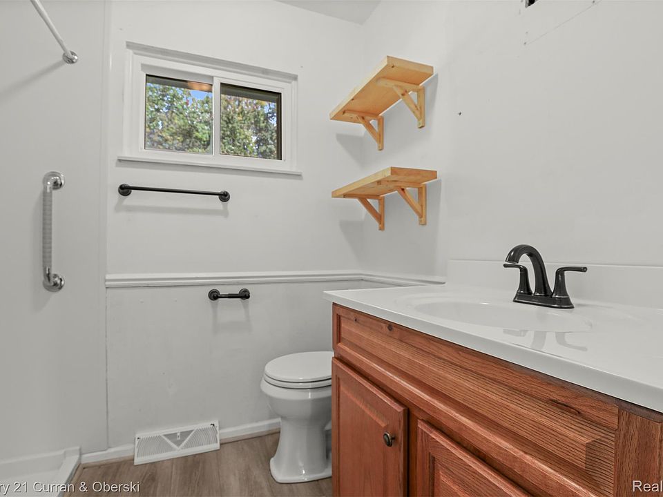 201 W Peterson Dr, photo 17