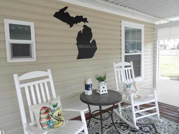 637 Partridge Dr, Cadillac, MI 49601