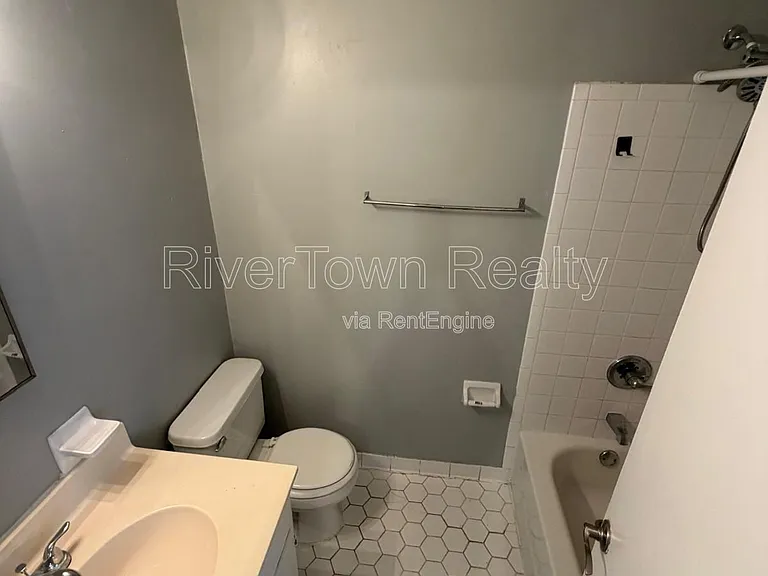 1375 Adelaide St — Photo 8