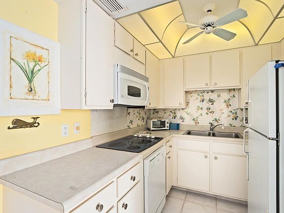 5th image of 140 Seaview Ct APT 1702