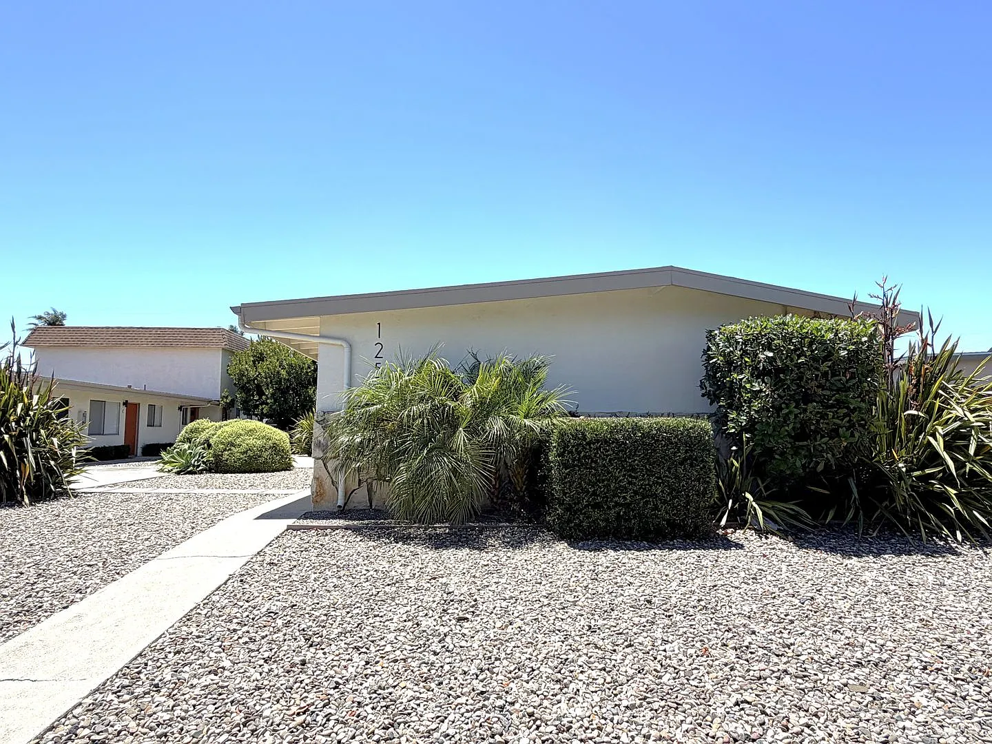 L12500 — Photo 1