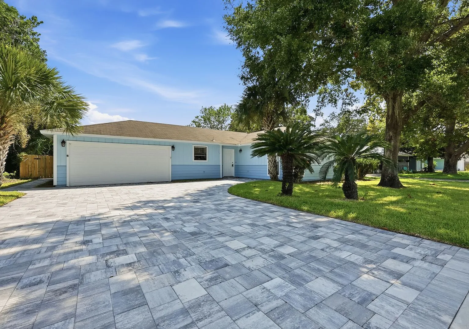 Charming 3 Bedroom Home in the Heart of Destin! — Photo 1