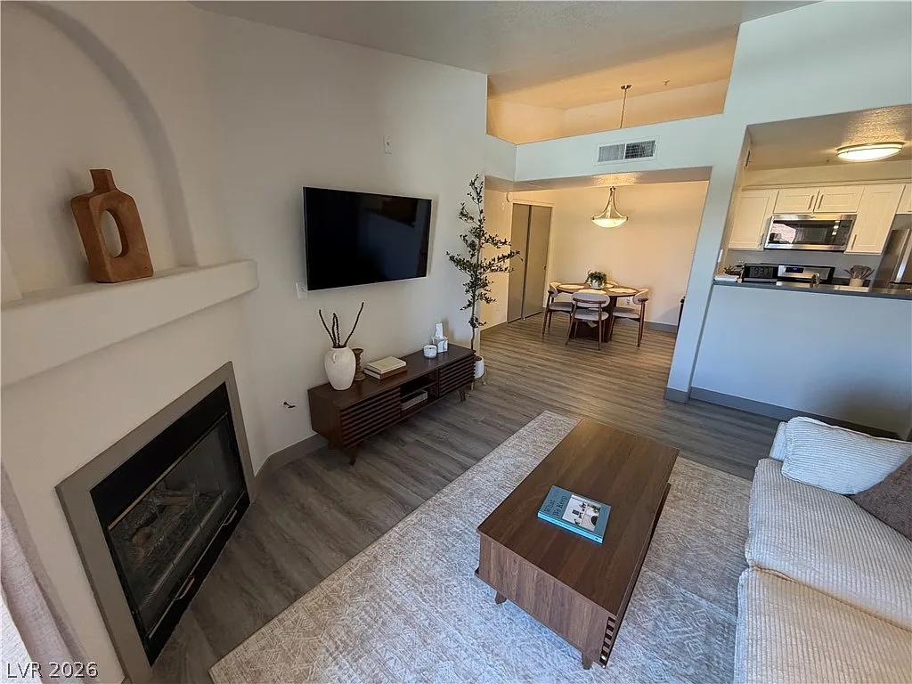 1 bed, 1.0 bath, 660 sqft, $1,600 — Photo 3