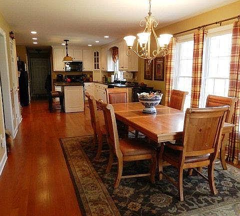 kitchen eating area