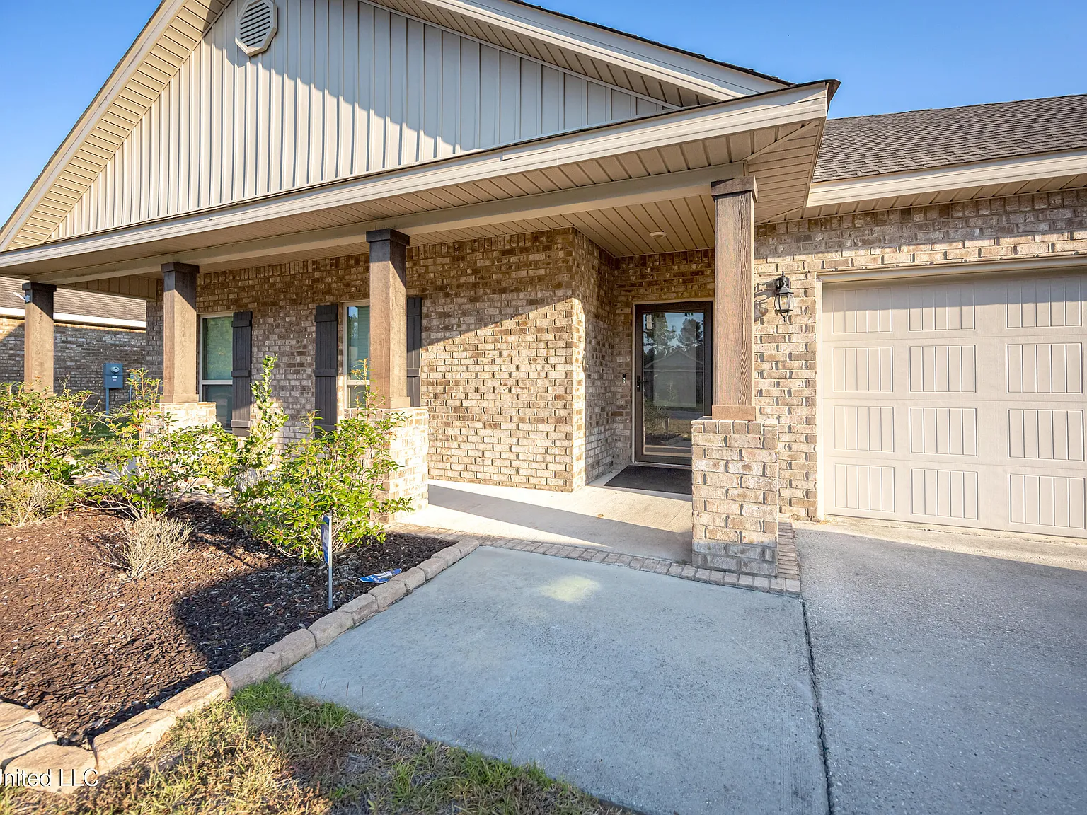 4 bed, 2.5 bath, 2353 sqft, $2,500 — Photo 2
