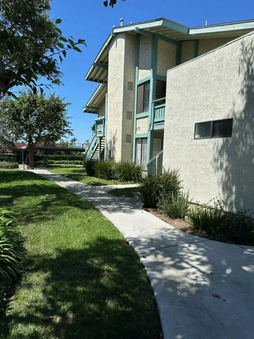 Torrance Condo Ponderosa West! 1 Bedroom 1 Bath For Lease — Photo 1