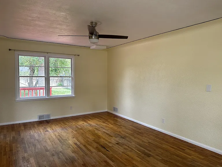 1247 Avenue F — Photo 8