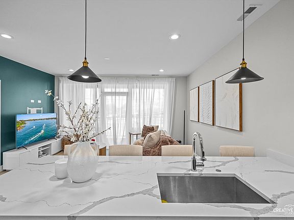 4th image of 2342 W Adams St #202