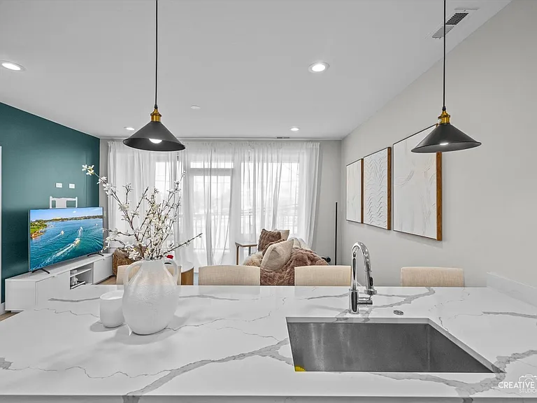 2342 W Adams St #202 — Photo 4
