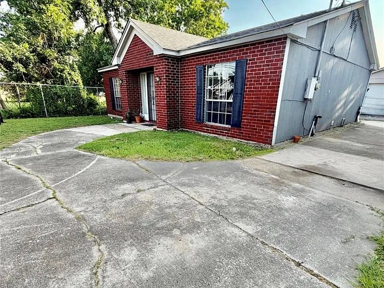 1919 Gregg St — Photo 1