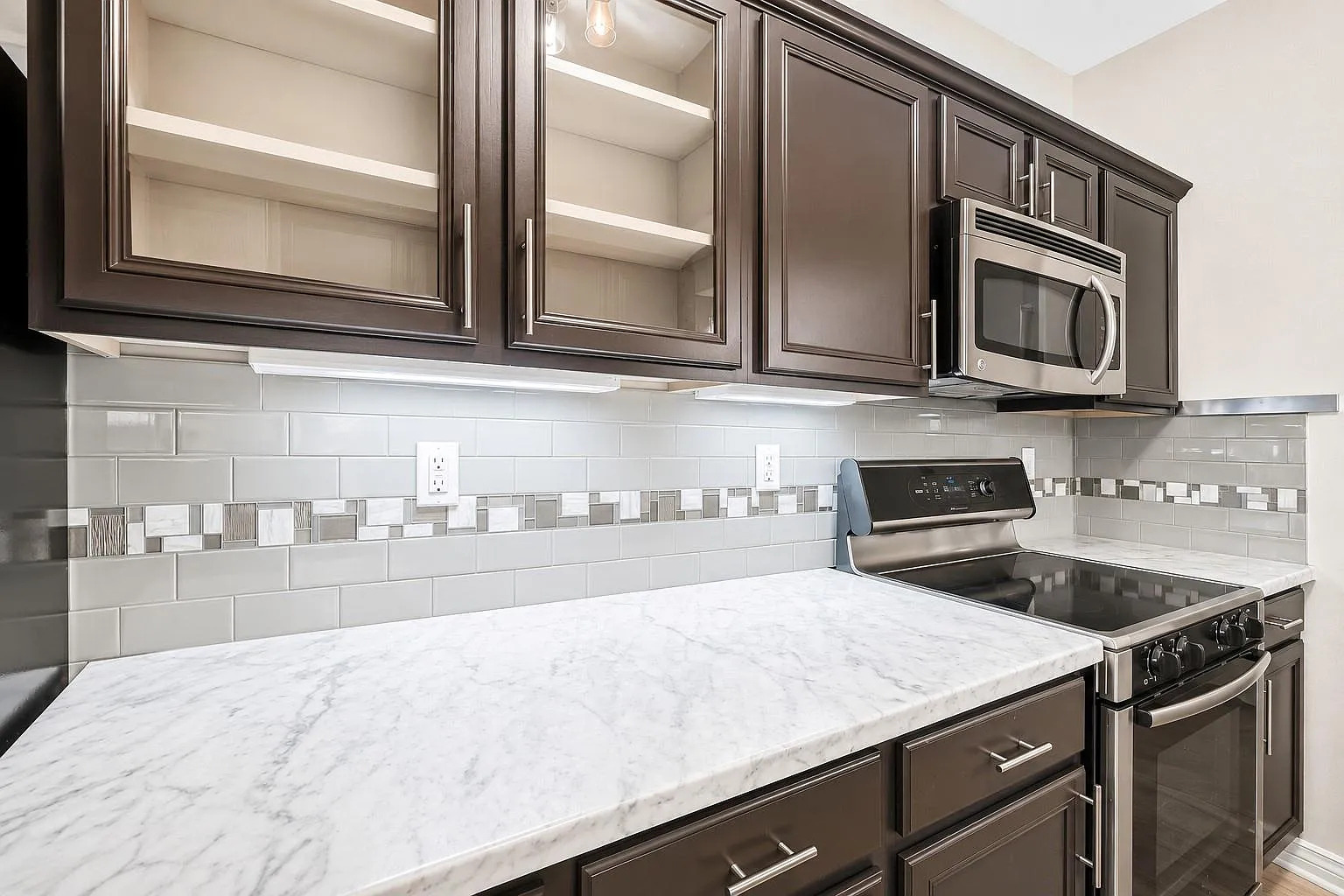 3 bed, 2.5 bath, 1507 sqft, $2,100 — Photo 3