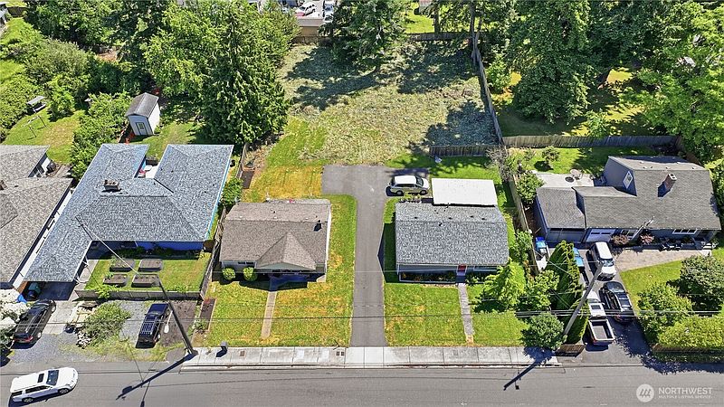 4th image of 18824 Midvale Avenue N