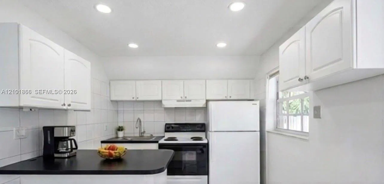 2 bed, 1.0 bath, $1,690 — Photo 4