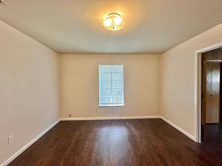 2805 Medina Dr — Photo 11