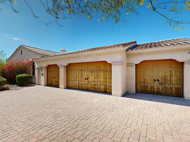 8724 E Regina Cir — Photo 2