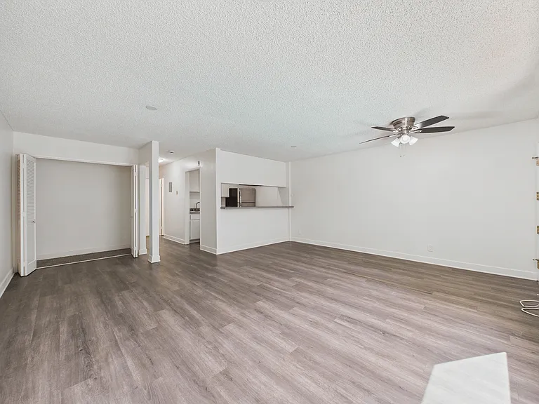 Executive House Apartments — Photo 24