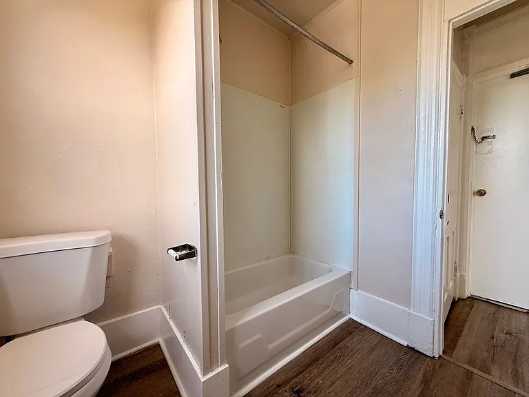 303 N Laurel St — Photo 10
