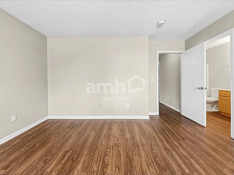 220 Hartford Ct — Photo 10
