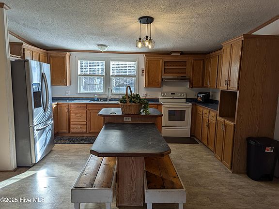 4th image of 180 Brown St
