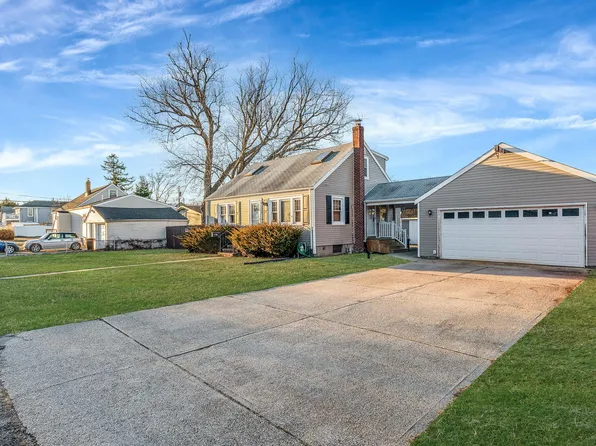 119 Maddox Avenue, Islip, NY 11751
