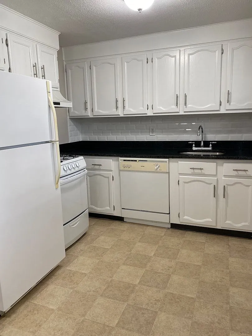 Shawomet Gardens Apartments — Photo 2